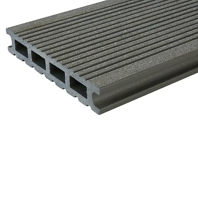Kovalex WPC-Terrassendiele Exklusiv nach Maß - Grau, Gebürstet, 320 x 14,5 x 2,6 cm - Nahaufnahme einer geriffelten, grauen Terrassendiele mit Hohlkammern, die eine robuste und langlebige Option für Außenbereiche darstellt.