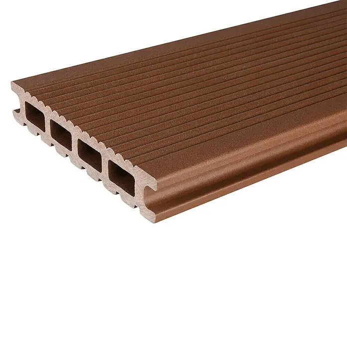 Kovalex WPC-Terrassenpaket Exklusiv - Braun, 4 x 4,95 m - Nahaufnahme einer braunen Terrassendiele aus WPC mit Hohlkammern und geriffelter Oberfläche.