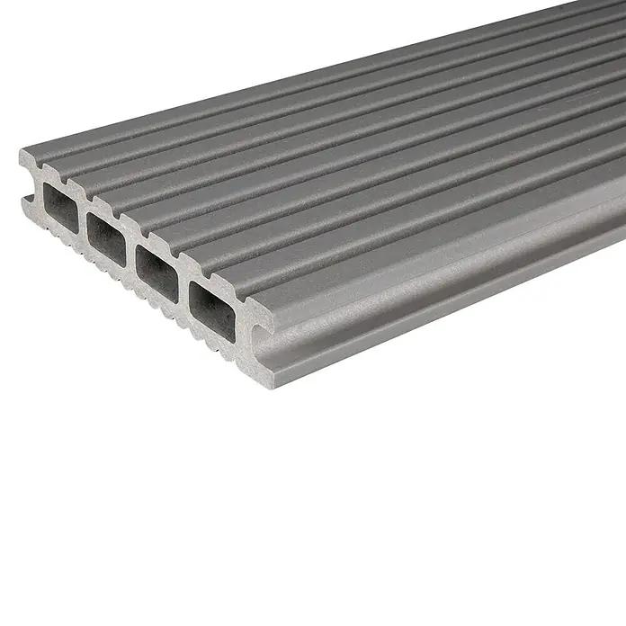 Kovalex WPC-Terrassenpaket Exklusiv - Grau, 3 x 3 m - Nahaufnahme eines grauen WPC-Terrassendielenprofils mit Rillenoberfläche und Hohlkammerstruktur. Das Profil zeigt eine moderne, langlebige Bauweise.