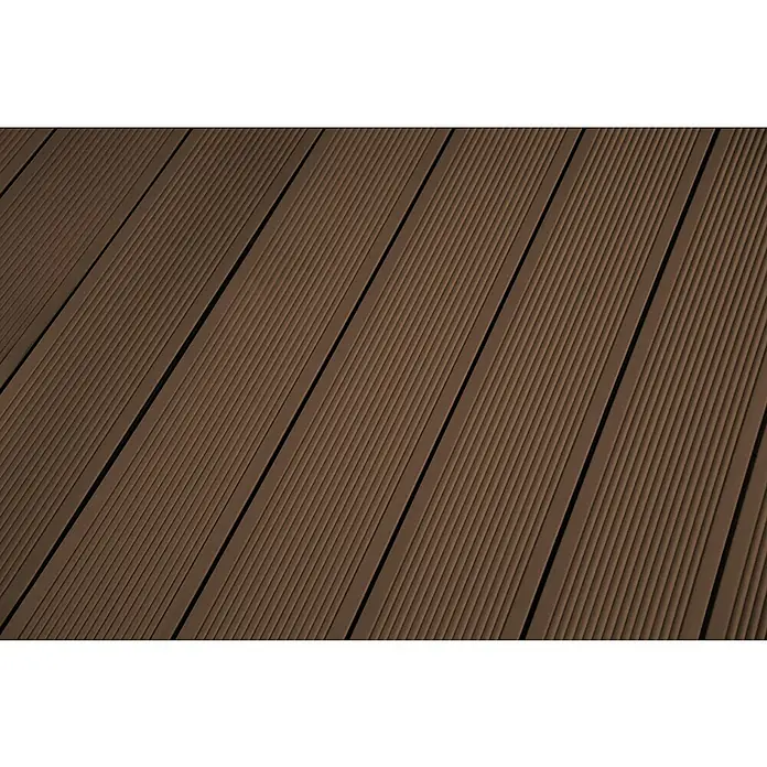 Kovalex WPC-Terrassenpaket Exklusiv - Braun, 4 x 4,95 m - Ansicht von braunen WPC-Terrassendielen, die im Winkel verlegt sind und eine geriffelte Textur aufweisen. Sie sind sehr langlebig.