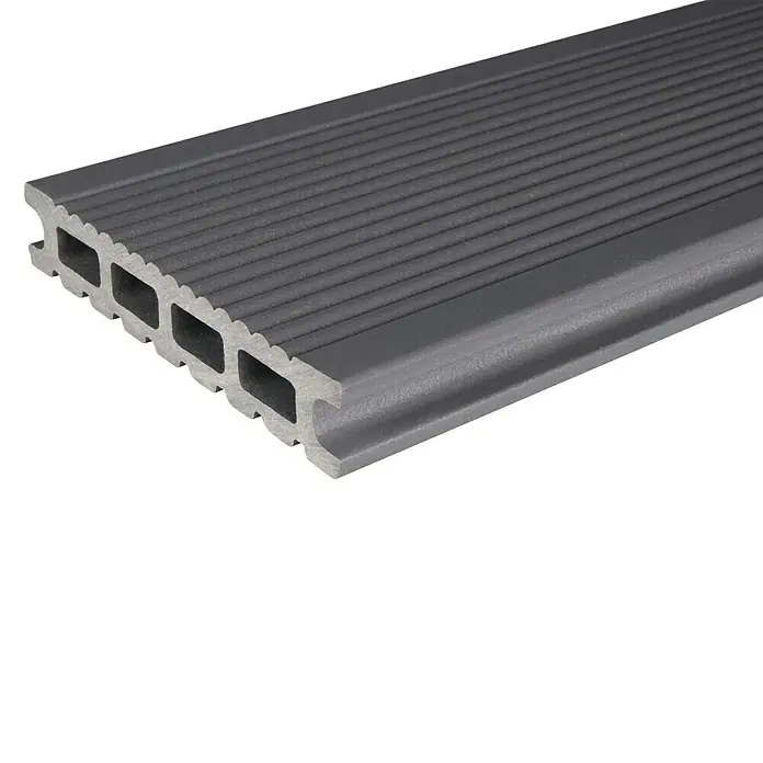 Kovalex WPC-Terrassendiele Exklusiv nach Maß510 x 14,5 x 2,6 cm, Steingrau, Mattiert - Nahaufnahme eines grauen Terrassendielenprofils mit gerillter Oberfläche und Hohlkammerstruktur, ideal für den Außenbereich.