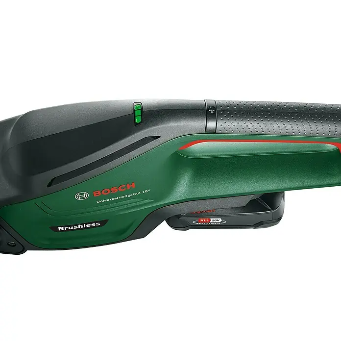 Bosch Power for All 18V Akku-Heckenschere UniversalHedgeCut 18V-50 - 18 V, Li-Ionen, 1 Akku, Schnittlänge: 50 cm - Nahaufnahme des Bosch UniversalHedgeCut 18V Akku-Heckenschneiders, der ein schlankes, grünes Design mit bürstenloser Technologie zeigt.