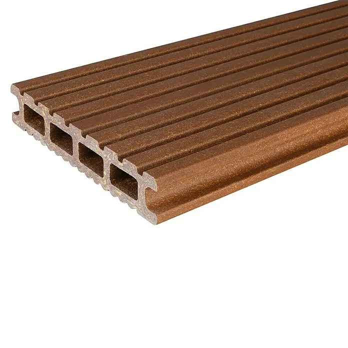 Kovalex WPC-Terrassendiele Exklusiv nach Maß - Walnuss, 480 x 14,5 x 2,6 cm - Nahaufnahme einer braunen Terrassendiele aus Verbundmaterial mit Rillenoberfläche und Hohlkammerprofil.