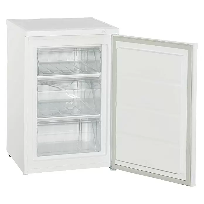 PKM Tiefkühlschrank GS 83.4 T3 - 57,5 x 56 x 84,5 cm - Weißer Standgefrierschrank mit geöffneter Tür, der drei transparente Schubladen im Inneren zeigt. Der Markenname „PKM“ ist auf einer Schublade sichtbar.
