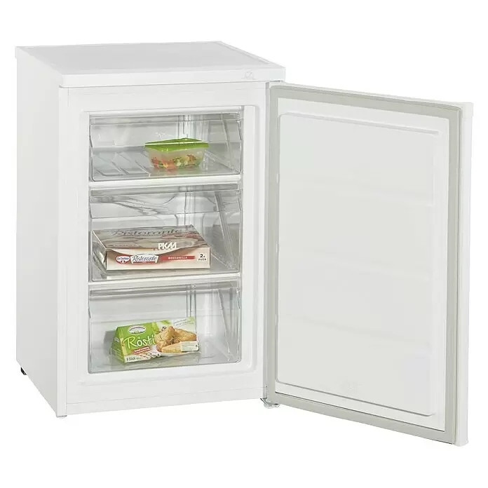 PKM Tiefkühlschrank GS 83.4 T3 - 57,5 x 56 x 84,5 cm - Weißer Gefrierschrank mit offener Tür, zeigt drei durchsichtige Schubladen mit Tiefkühlprodukten.