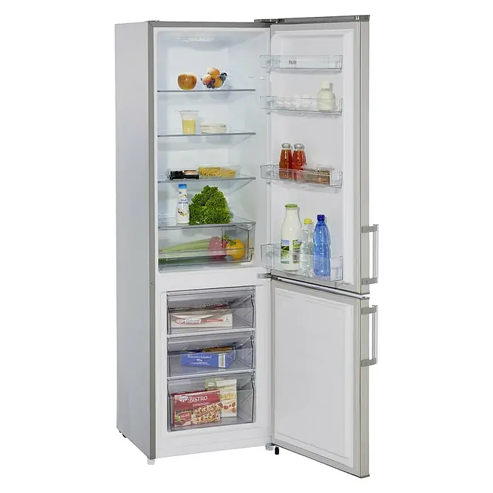 PKM Kühl-Gefrierkombination KG 249.4 IX - Nutzinhalt Gesamt: 269 l, 55,8 x 55 x 180 cm, Silber - Ein offener Kühlschrank mit Lebensmitteln gefüllt, darunter Obst, Gemüse, Getränke und Tiefkühlkost, der einen organisierten und gut sortierten Kühlraum zeigt.