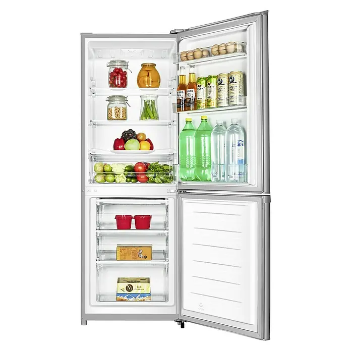 PKM Kühl-Gefrierkombination KG 225.4 IX - Nutzinhalt Gesamt: 230 l, 55,8 x 55,4 x 161,3 cm, Silber - Ein geöffneter Kühlschrank voll mit verschiedenen Lebensmitteln wie Obst, Gemüse, Getränken und Konserven.