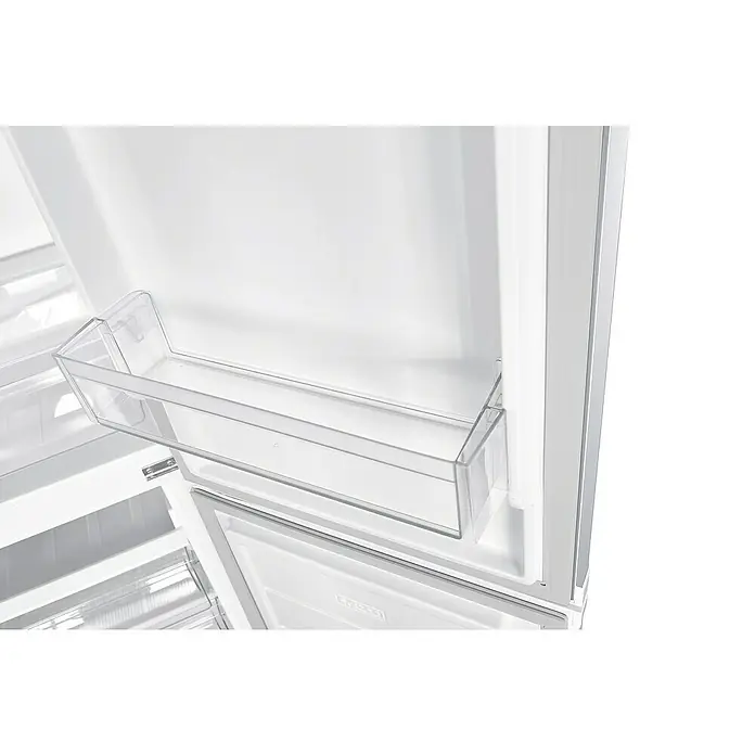 PKM Kühl-Gefrierkombination KG 240 EIX - Nutzinhalt Gesamt: 173 l, 56 x 50 x 142,2 cm, Silber - Detailaufnahme des Kühlschrankinnenraums, der einen transparenten Behälter an der Tür zeigt und das moderne Design des Kühlschranks hervorhebt.