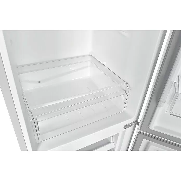 PKM Kühl-Gefrierkombination KG 240 EIX - Nutzinhalt Gesamt: 173 l, 56 x 50 x 142,2 cm, Silber - Leere, transparente Kunststoff-Kühlschublade in einem sauberen weißen Kühlschrank.