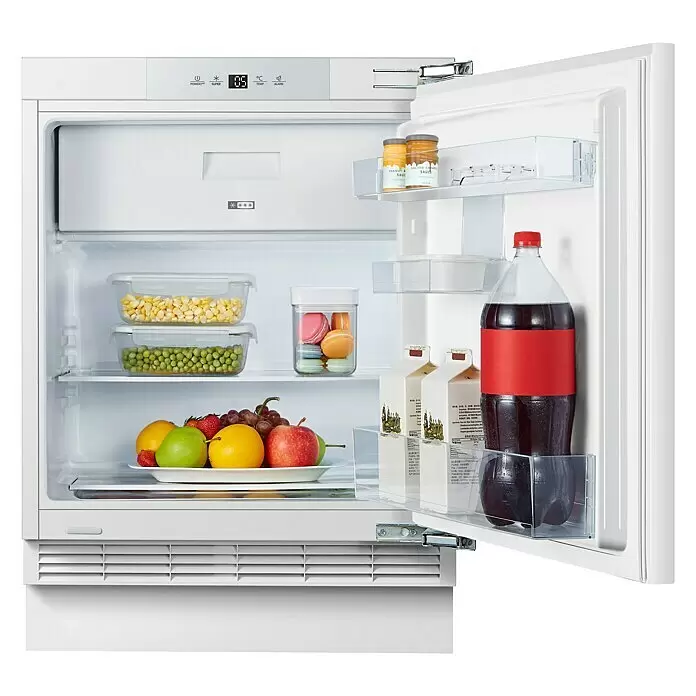 PKM Kühl-Gefrierkombination KS117UBE - Nutzinhalt Gesamt: 121 l, 54,5 x 59,5 x 81,8 cm, Weiß - Geöffneter weißer Einbaukühlschrank mit Regalen, gefüllt mit frischem Obst, Gemüse, Getränken und Gläsern.