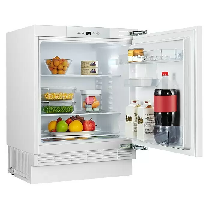 PKM Vollraumkühlschrank KS133UBE - Nutzinhalt Gesamt: 138 l, 54,5 x 59,5 x 81,8 cm, Weiß - Offener weißer Einbau-Unterbaukühlschrank mit Digitalanzeige, gefüllt mit frischen Lebensmitteln und Getränken.