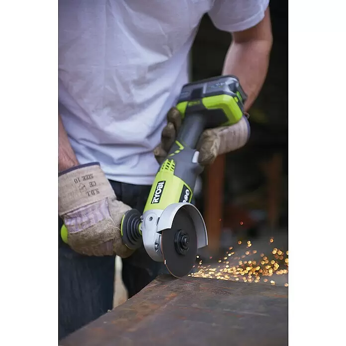 Ryobi ONE+ Maschinen-Set Combo Kit R18CK4E-242S - 18 V, 2 Akkus, 8 -tlg. - Person benutzt einen lindgrünen und grauen Akku-Winkelschleifer zum Metallschneiden, Funken sprühen.
