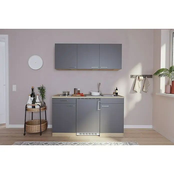 Respekta Singleküche Luis - Breite: 150 cm, Farbe Front: Grau, Farbe Korpus: Eiche Sonoma sägerau, Mit Glaskeramikkochfeld - Abgebildete moderne, graue Küchenzeile mit Hängeschränken, Spüle, Kochfeld und Unterbaukühlschrank in einem hellen Raum.