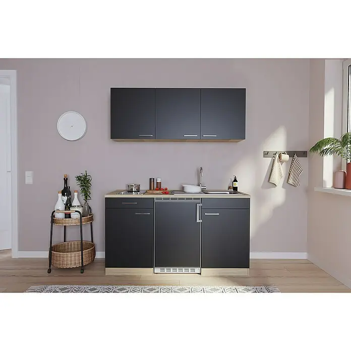 Respekta Singleküche Luis - Breite: 150 cm, Farbe Front: Schwarz, Farbe Korpus: Eiche Sonoma sägerau, Mit Glaskeramikkochfeld - Eine moderne Küchenzeile in Grau mit holzfarbenen Akzenten, inklusive Hängeschränken, Spüle und eingebautem Kühlschrank, präsentiert in einem hellen Raum.