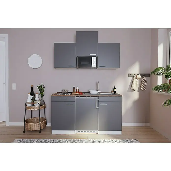 Respekta Singleküche Luis - Breite: 150 cm, Grau, Mit Glaskeramikkochfeld, Mikrowelle und Kühlschrank - Modernes Küchenset mit grauen Schränken, Mikrowelle und Spüle in einem hellen Raum mit Holzböden und einem dekorativen Beistelltisch.