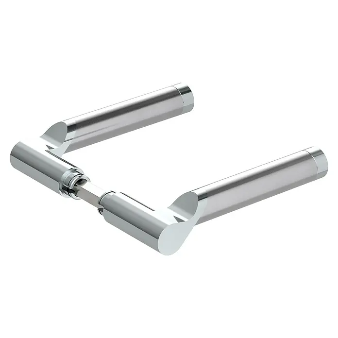 Diamond Doors Creative Drückerpaar Alabama - Passend für: Glastüren, Edelstahl poliert-matt, B x H: 133,5 x 52 mm - Nahaufnahme eines glänzenden, silberfarbenen Türgriffs auf schwarzem Hintergrund, der die elegante Form und die Metallbeschaffenheit hervorhebt.