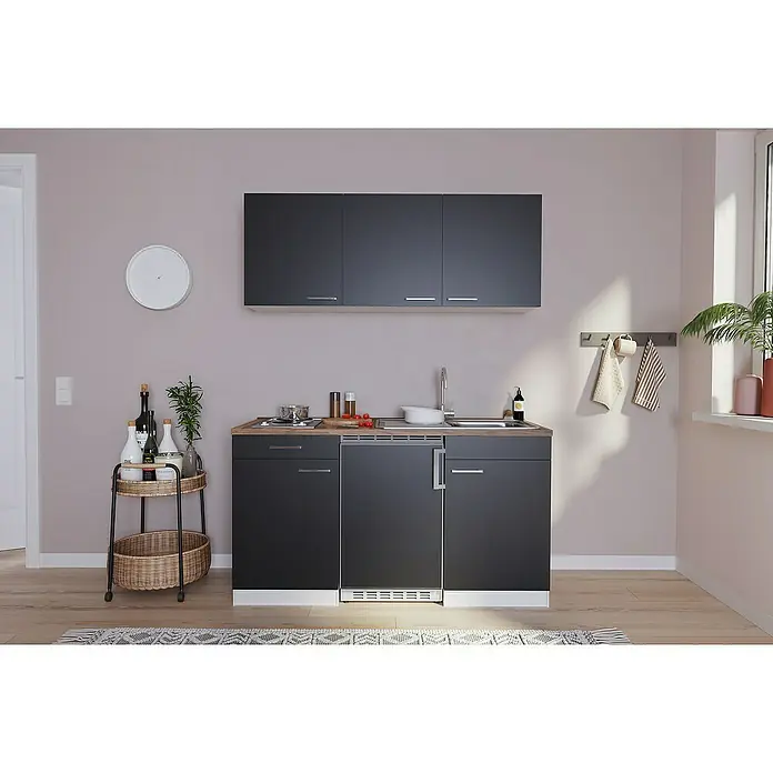 Respekta Singleküche Luis - Breite: 150 cm, Schwarz, Mit Duo-Kochmulde, Farbe Arbeitsplatte: Eiche York - Eine stilvolle Singleküche in Grau mit Holzoberfläche, Hängeschränken und einem kleinen Tisch mit Flaschen dekoriert den Raum.