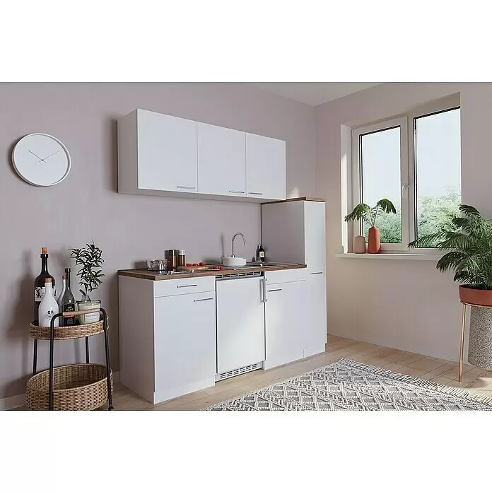 Respekta Singleküche Luis - Breite: 180 cm, Weiß, Mit Glaskeramikkochfeld - Weiße Kompaktküche mit Holzplatte, integrierter Spüle, Kochfeld und Unterbaukühlschrank in einem hellen Raum.