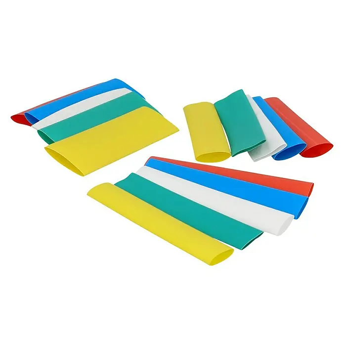 Voltomat Wärme-Schrumpfschlauch-Set - Bunt, 3 -tlg. - Nahaufnahme von verschiedenen Schrumpfschläuchen in Gelb, Grün, Weiß, Blau und Rot, die auf einem schwarzen Hintergrund angeordnet sind.