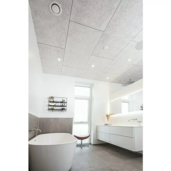FibroTech Akustikplatte Xtra Fein - Fein Weiß, 1.200 x 600 x 25 mm, 0,72 m² - Hellgraue, strukturierte Akustikdeckenplatten in einem modernen Badezimmer, mit Einbauleuchten und Lüftung.