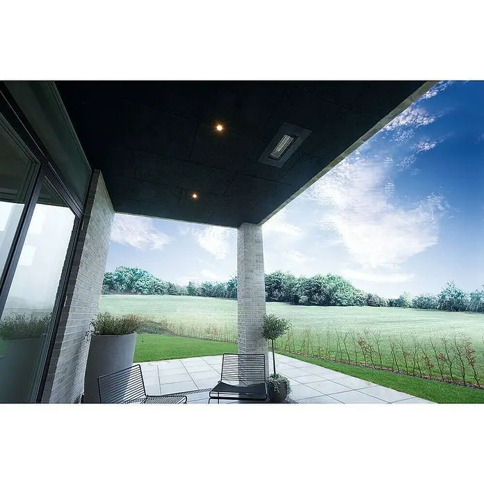FibroTech Akustikplatte Multi Fein - Fein Schwarz, 1.200 x 600 x 25 mm, 0,72 m² - Moderne Terrasse mit schwarzen Metallstühlen, Blick auf eine grüne Landschaft und stilvolle Außenbeleuchtung an der Decke.