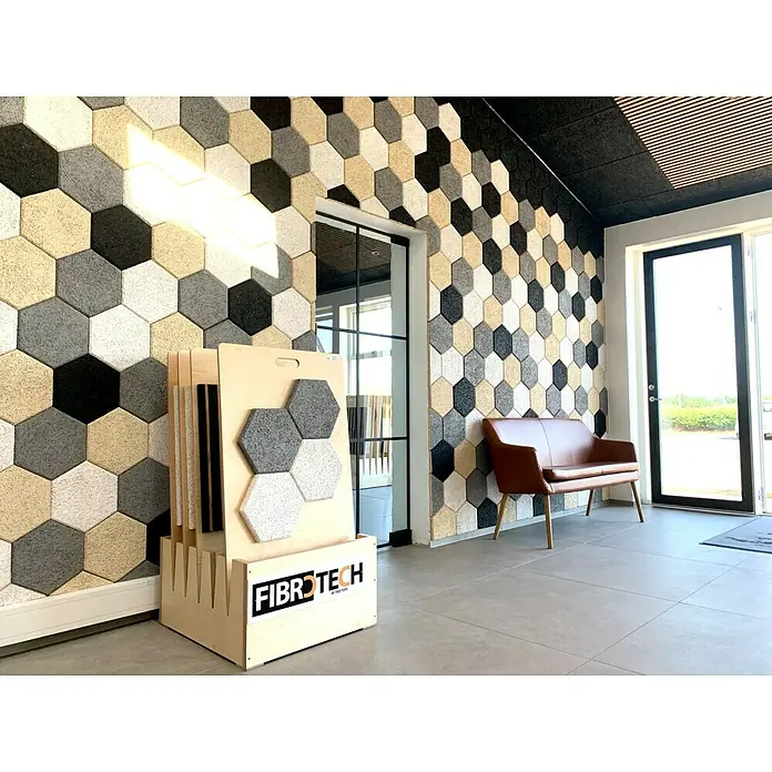 FibroTech Placa acústica - Negro, 250 x 289 x 25 mm, 18 ud., 0,972 m² - Primer plano de paneles acústicos Fibrotech en forma hexagonal, montados en una pared en varios colores. El producto proporciona absorción de sonido.