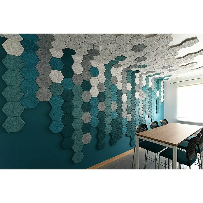 FibroTech Placa acústica - Negro, 250 x 289 x 25 mm, 18 ud., 0,972 m² - Sala con paneles acústicos hexagonales en la pared y el techo, ofreciendo un diseño moderno e insonorizante.