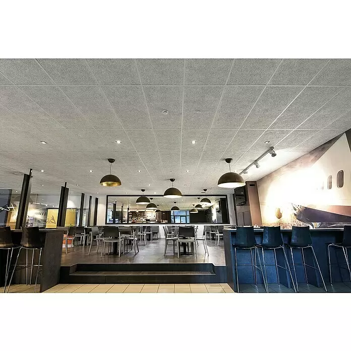 FibroTech Akustikplatte Basic - Weiß, 1.200 x 600 x 25 mm, 0,72 m² - Hellgraue, strukturierte Akustikdeckenplatten in einem Restaurant für Schalldämpfung installiert.
