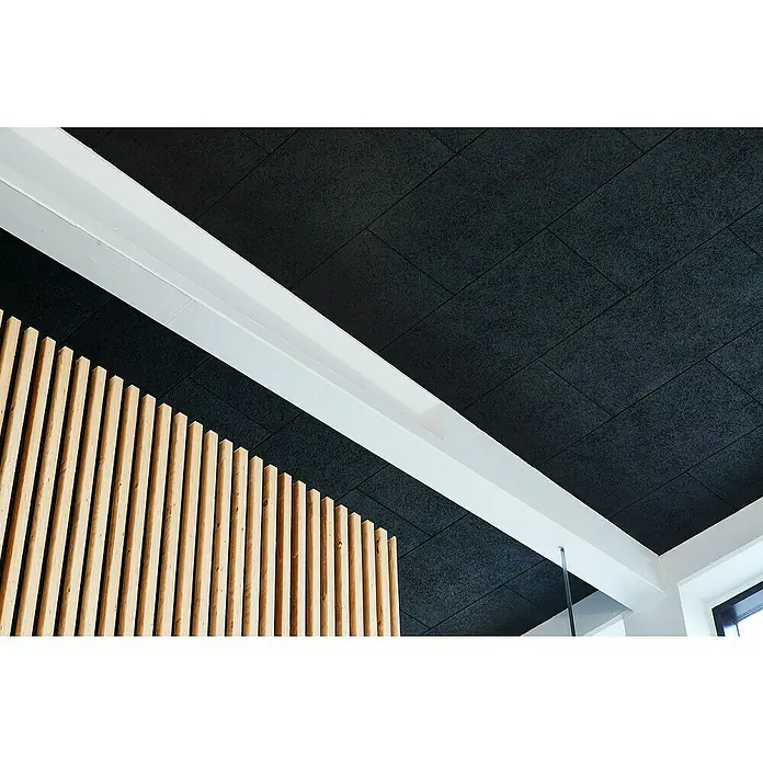 FibroTech Akustikplatte Multi Fein - Fein Schwarz, 1.200 x 600 x 25 mm, 0,72 m² - Detailaufnahme einer modernen Decke mit Akustikpaneelen in Anthrazit, kombiniert mit einer weißen Trägerstruktur und hölzernen Lamellen.