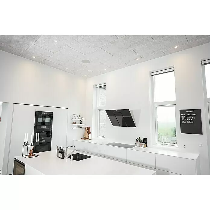 FibroTech Akustikplatte Xtra Fein - Fein Weiß, 1.200 x 600 x 25 mm, 0,72 m² - Schwarze Buchstabentafel mit weißem Text, die ein dänisches Lebensrezept an einer weißen Küchenwand zeigt.