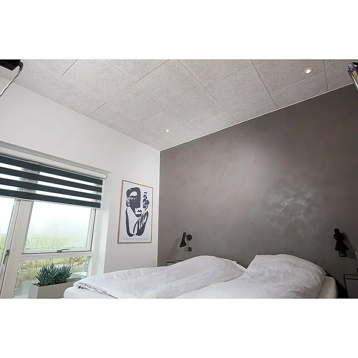 FibroTech Akustikplatte Multi Fein - Fein Weiß, 1.200 x 600 x 25 mm, 0,72 m² - Einladendes Schlafzimmer mit strukturierten Deckenplatten, Akzentwand und minimalistischem Design für eine ruhige Atmosphäre.