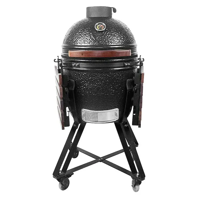 Kingstone Holzkohlegrill Kamado 38 - Durchmesser Grillfläche: 38,3 cm, Schwarz - Abgebildet ist ein schwarzer Keramikgrill mit Holzablagen an den Seiten und einem schwarzen Metalluntergestell mit Rädern.