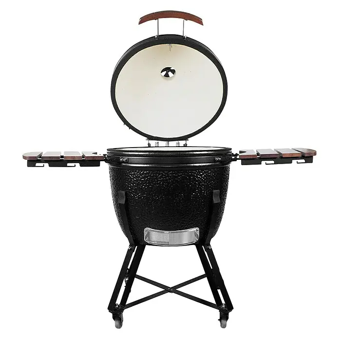 Kingstone Holzkohlegrill Kamado 51 - Durchmesser Grillfläche: 51,5 cm, Schwarz - Hier ist ein Kamado-Grill mit offenem Deckel und Holzablagen. Der Grill ist schwarz und steht auf einem schwarzen Gestell mit Rollen.