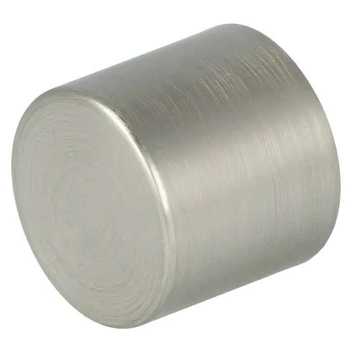 Expo Ambiente Endstück Cap - Edelstahloptik, Geeignet für: Gardinenstangen Ø 16 mm - Nahaufnahme eines zylindrischen Möbelknopfs aus gebürstetem Nickel auf schwarzem Hintergrund.