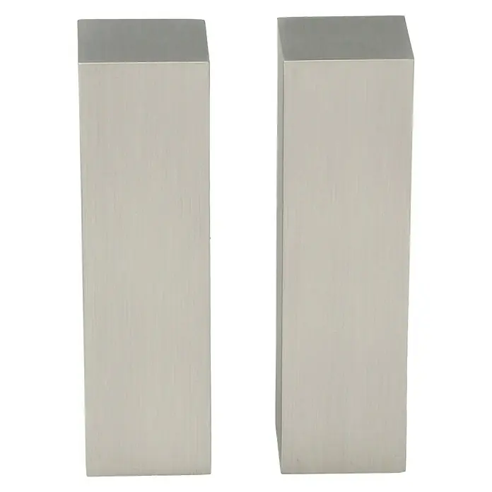 Expo Ambiente Endstück Next - Edelstahloptik, 16 mm - Zwei moderne, silberne Türgriffe auf einer schwarzen Oberfläche, die ein elegantes und minimalistisches Design aufweisen.