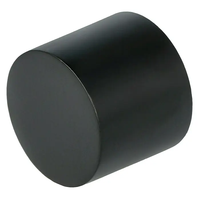Expo Ambiente Endstück Cap - Schwarz, Geeignet für: Gardinenstangen Ø 20 mm, 2 Stk. - Nahaufnahme eines schwarzen, zylindrischen Möbelknaufs. Das schlichte Design und die matte Oberfläche machen ihn zu einem eleganten Detail für Möbelstücke.
