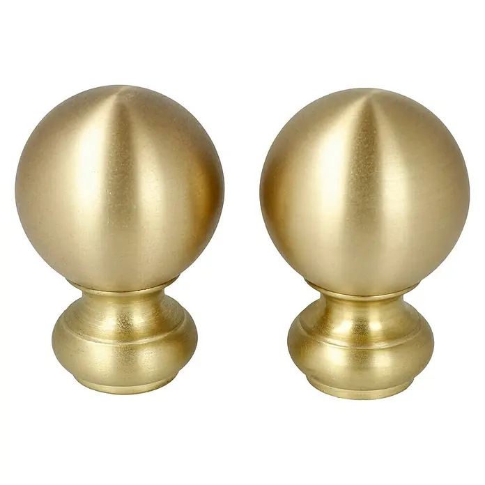 Expo Ambiente Endstück Primo - Messingoptik matt, Geeignet für: Gardinenstangen Ø 20 mm, 2 Stk. - Nahaufnahme von zwei goldenen Kugel-Vorhangstangenabschlüssen auf schwarzem Hintergrund.