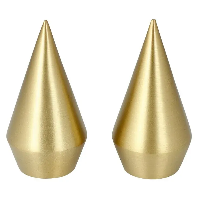 Expo Ambiente Endstück Point - Messingoptik matt, Geeignet für: Gardinenstangen Ø 20 mm, 2 Stk. - Zwei goldene, kegelförmige Dekorationsobjekte auf schwarzem Hintergrund, die ein modernes und elegantes Ambiente schaffen.
