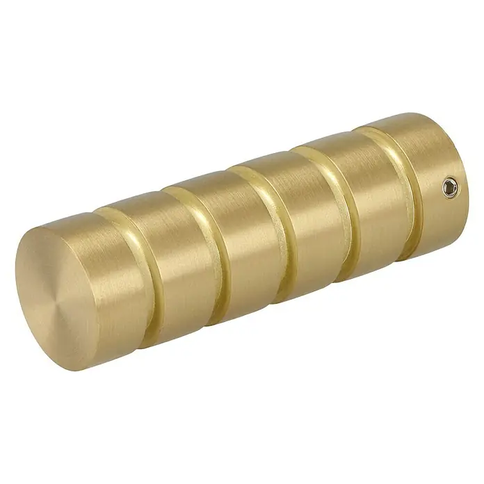Expo Ambiente Endstück Rillcube - Messingoptik matt, Geeignet für: Gardinenstangen Ø 20 mm, 2 Stk. - Nahaufnahme eines goldenen, gestuften Metallgriffs mit einer kleinen Schraube auf schwarzem Hintergrund.