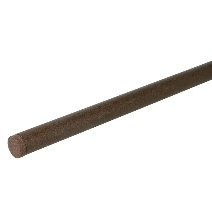 Expo Ambiente Endstück Match - Rost, Geeignet für: Gardinenstangen Ø 20 mm, 2 Stk. - Nahaufnahme eines rostbraunen Vorhangstabs. Das Metall hat eine leicht strukturierte Oberfläche, die das Licht einfängt und für ein dezentes Detail sorgt.