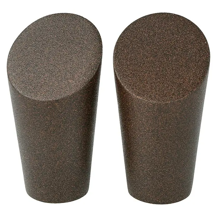 Expo Ambiente Endstück Rag - Rost, Geeignet für: Gardinenstangen Ø 20 mm, 2 Stk. - Zwei bronzefarbene Möbelknöpfe mit abgeschrägter Oberseite vor schwarzem Hintergrund. Ideal für moderne Möbeldesigns.