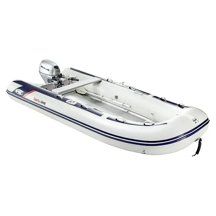 Honda Marine Schlauchboot T40-AE3 - L x B: 395 x 189 cm, Geeignet für: 7 Personen, Nutzlast: 1.050 kg - Aufnahme eines weißen Honwave Schlauchboots mit einem Honda Motor, perfekt für Freizeitaktivitäten auf dem Wasser.