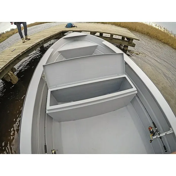 PEGAZUS GFK-Boot Fisher - Geeignet für: Max. 4 Personen, CE-Klasse C - Innenansicht eines hellgrauen Bootes mit Angelruten und einer offenen Sitzbank.