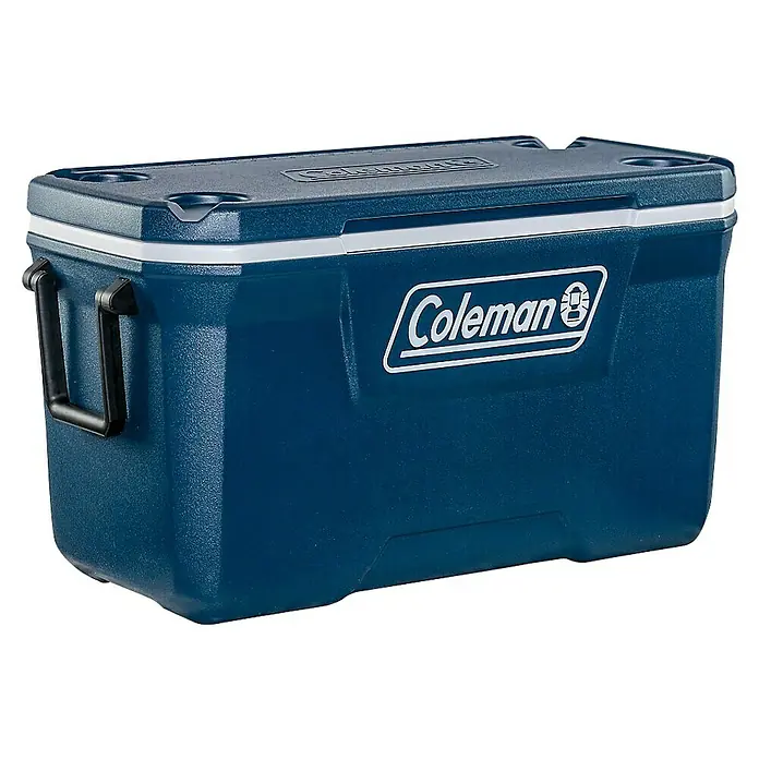 Coleman Kühlbox 70QT Xtreme™L x B x H: 79 x 41 x 44 cm, Volumen: 66 l, Blau - Eine dunkelblaue Coleman Kühlbox mit Tragegriffen und einem weißen Streifen um den Deckel.