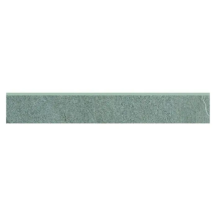 Zócalo cerámico Halley - 9 x 60 cm, Silver, Mate - Primer plano de la superficie texturizada de una losa de piedra gris con grano fino y una ligera grieta en el borde.