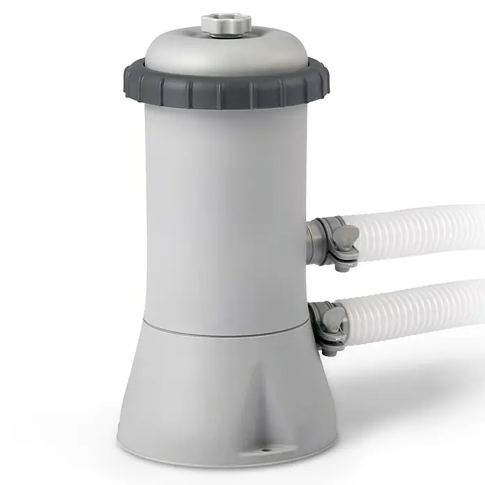 Intex Kartuschenfilteranlage ECO 2270GS - Passend für Poolgröße: 4.000 l, Filterleistung: 2.271 l/h - Das Bild zeigt eine Poolfilteranlage in Grau mit zwei weißen Schläuchen, die seitlich angeschlossen sind, auf einem weißen Hintergrund.