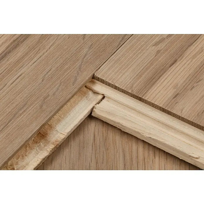 Parkettmuster Eiche Lindau - 280 x 160 x 15 mm, Landhausdiele - Nahaufnahme von Holzböden mit beschädigten Holzleisten, die die Details und die Maserung des Holzes hervorheben.