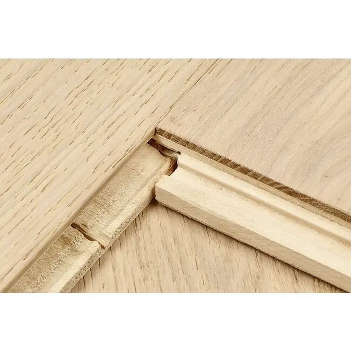 Parkett - Eiche Antique Davos, Landhausdiele, 1.900 x 190 x 15 mm - Nahaufnahme einer unfertigen Holzfußleiste, die für Holzböden verwendet wird.