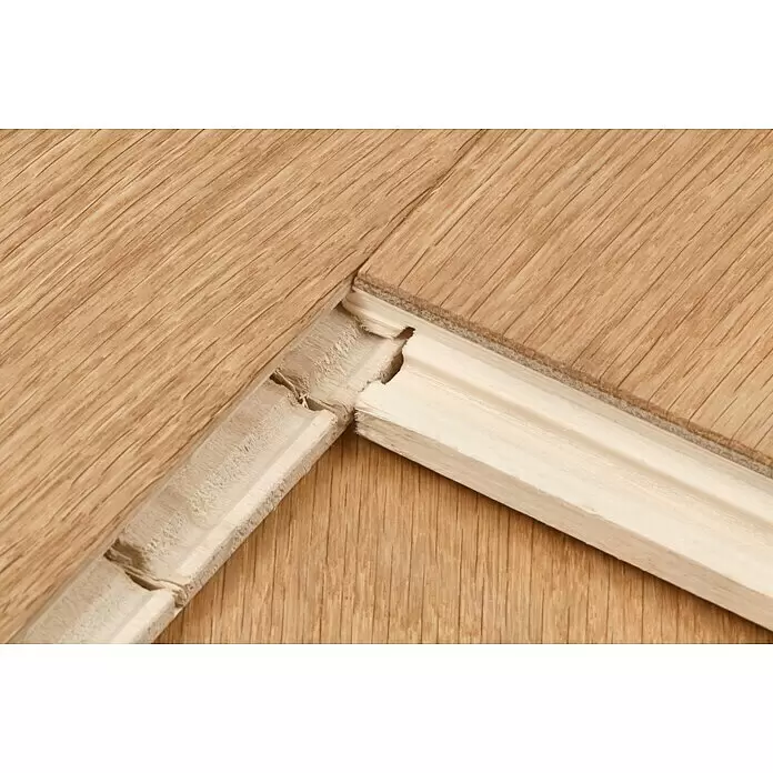 Parkett Eiche Mosel - 1.700 x 190 x 15 mm, Landhausdiele - Beschädigte hellbraune Laminatdielen mit Holzoptik, die eine gebrochene Nut-Feder-Verbindung zeigen.