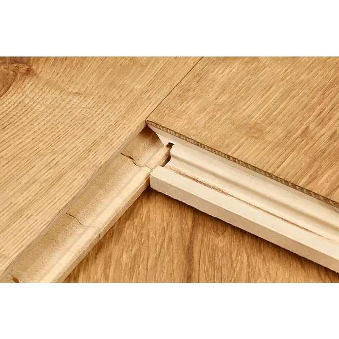 Parkettmuster Eiche Hotel Oil - 280 x 160 x 15 mm, Landhausdiele - Nahaufnahme eines unfertigen Holzrahmens auf einem Holzboden, der die Details des Holzes und die unfertige Natur des Rahmens hervorhebt.